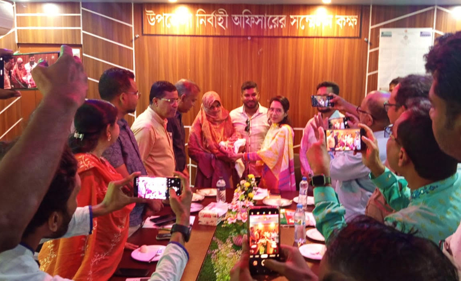 সাতক্ষীরা জেলার কালিগঞ্জে ভারসাম্যহীন নারীর গর্ভে জন্ম নেওয়া কন্যা শিশু পেলেন নতুন পিতা মাতা