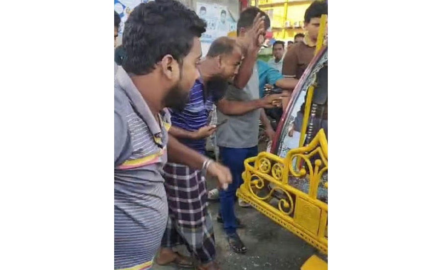 চট্টগ্রামে পুলিশের কাছ থেকে অটোরিকশা ছিনিয়ে নিল চালকরা
