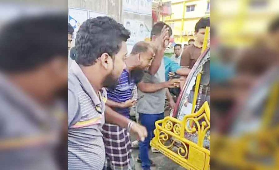 হঠাৎ পুলিশ সদস্যকে বেধড়ক পেটালেন রিকশাচালকরা, অতঃপরins class=