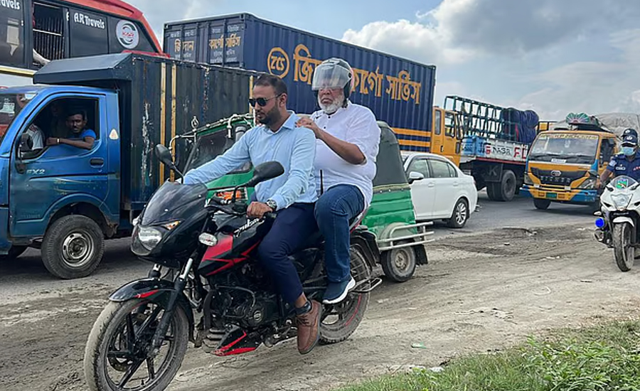 ঢাকা-সিলেট মহাসড়ক পরিদর্শনে গিয়ে যানজটে আটকা পড়লেন উপদেষ্টা, গাড়ি ছেড়ে উঠলেন মোটরসাইকেলে