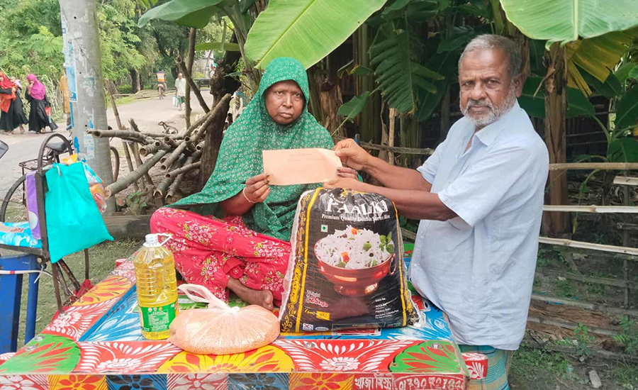 পাইকগাছায় ক্যান্সার আক্রান্ত মহিফুল বেগমের পাশে ইউনিভার্সাল এমিটি ফাউন্ডেশন