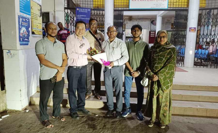 আকস্মিক পরিদর্শনে বিভাগীয় স্বাস্থ্য পরিচালক ডা. সেখ ফজলে রাব্বি