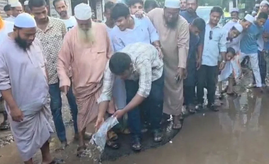 ভাঙা সড়কে মাছ ছেড়ে প্রতিবাদ জানালেন হাসনাত আবদুল্লাহ
