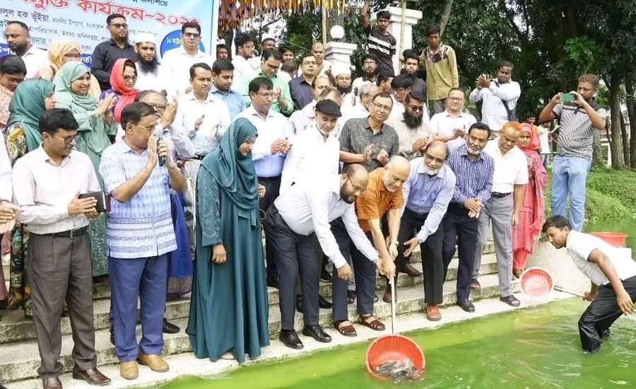 মৎস্য অধিদপ্তরের উদ্যোগে বাকৃবিতে পোনামাছ অবমুক্তি কার্যক্রম-২০২৫ উদ্বোধন