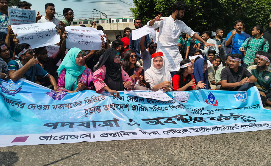 শিক্ষা ভবনের সামনে ৭ কলেজ শিক্ষার্থীরা, যান চলাচল বন্ধ