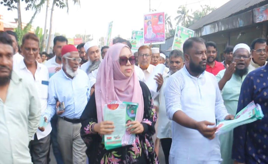 লাকসামে সামিরা আজিম দোলার নেতৃত্বে ৩১ দফার লিফলেট বিতরণ 