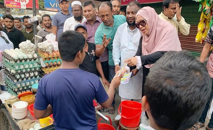 লাকসামে সামিরা আজিম দোলার নেতৃত্বে ৩১ দফার লিফলেট বিতরণ 