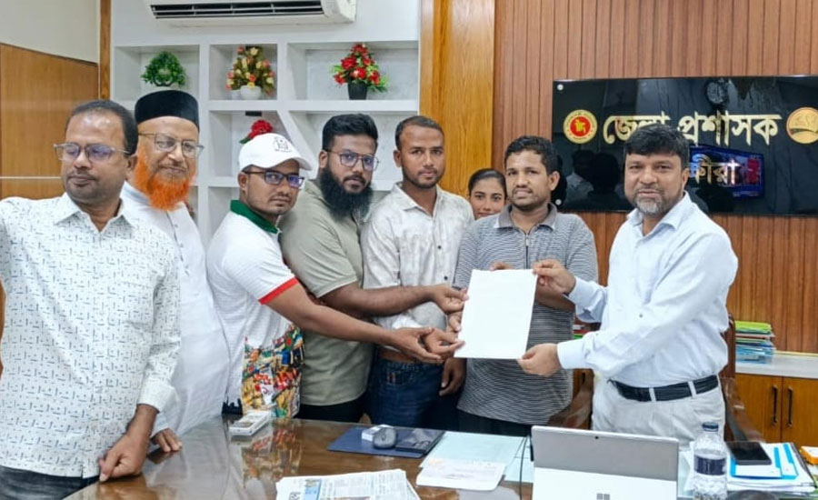 সাতক্ষীরায় জেলা প্রশাসকের কাছে জুলাই শহীদ ও আহতদের স্বীকৃতির দাবিতে স্মারকলিপি প্রদান