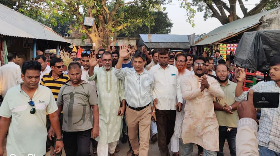 সরকারি চাকরি ছেড়ে জনসেবায় বাগমারার অধ্যাপক কামাল হোসেন