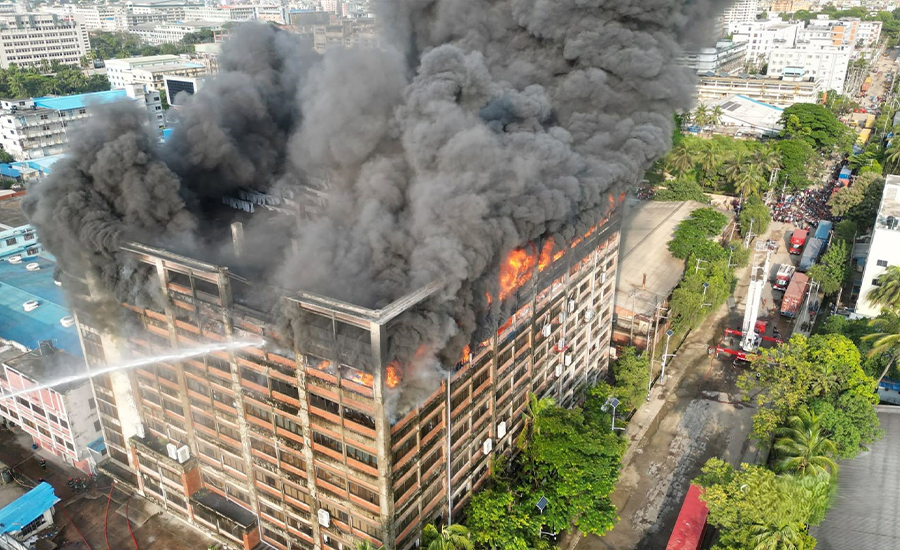 দাউ দাউ করে জ্বলছে আগুন, ভবন ধসে পড়ার আশঙ্কা