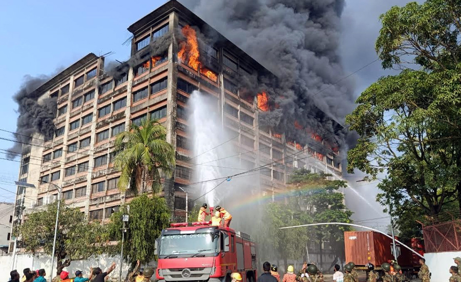ইপিজেডে কারখানার আগুন চার ঘণ্টায়ও নিয়ন্ত্রণে আসেনি, কাজ করছে ২০টি ইউনিট