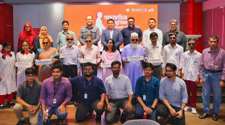 দৃষ্টি প্রতিবন্ধীদের ক্ষমতায়নে রবির স্মার্ট ছড়ি বিতরণ 