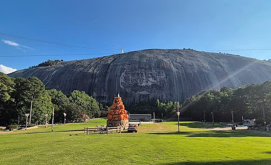 মহাশূন্য থেকে ছুটে আসা এই অতিকায় পাথরখণ্ডটি এখন জনপ্রিয় পর্যটনকেন্দ্র