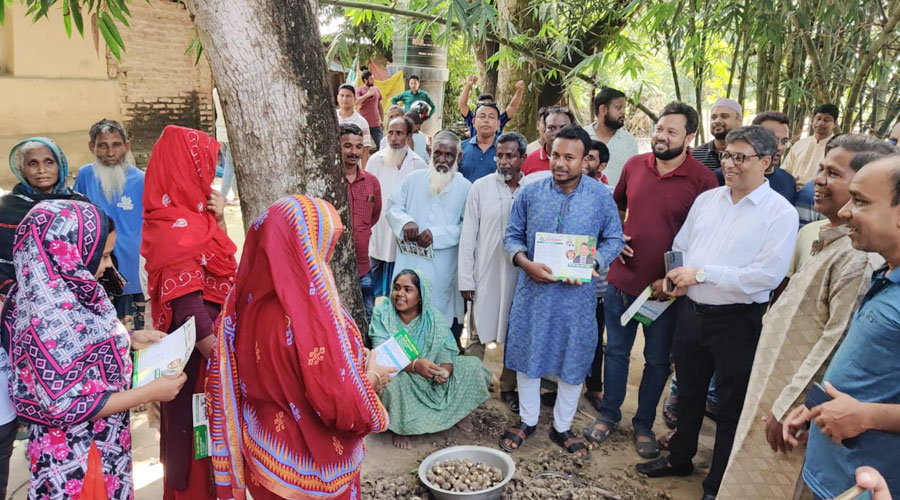 বাগমারায় ভোটারদের দ্বারে দ্বারে ধানের শীষের প্রচারণায় অধ্যাপক কামাল