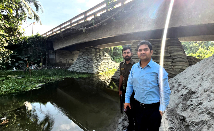 ঢাকা-বরিশাল মহাসড়কের বামরাইল ব্রীজে ভয়াবহ ফাটল,পরিদর্শন করেন-ইউএনও 