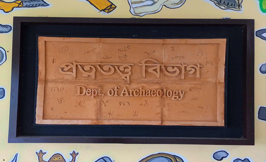 কুবির প্রত্নতত্ব বিভাগের শিক্ষার্থীরা বার্ষিক ভাইবা দিবেন দুইবার !
