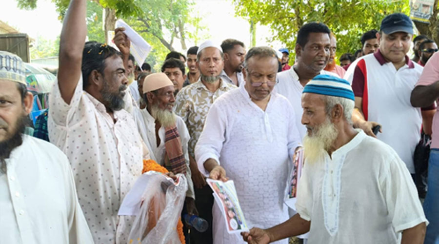 তিতাসে ৩১ দফার লিফলেট বিতরণে ব্যস্ত ইঞ্জিনিয়ার আঃ মতিন খান