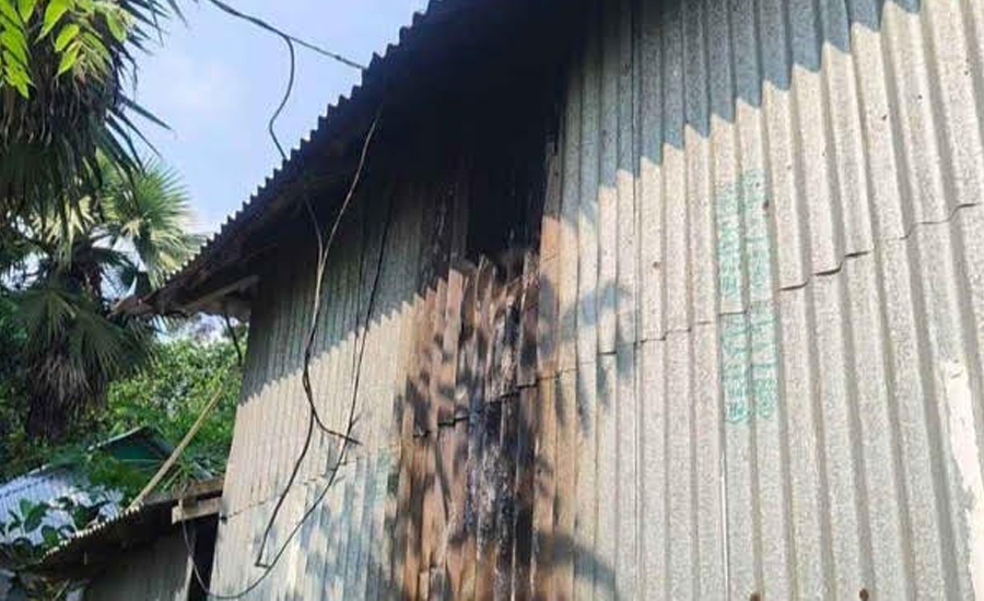 ভালুকায় বাইরে তালাবদ্ধ করে বসতঘরে আগুন, অল্পের জন্য রক্ষা পেল পরিবার