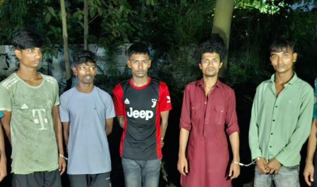 চট্টগ্রাম নগরীর পাঁচলাইশে ডাকাতির প্রস্তুতিকালে দেশীয় অস্ত্রসহ ৫ জনকে গ্রেপ্তার করেছে পুলিশ