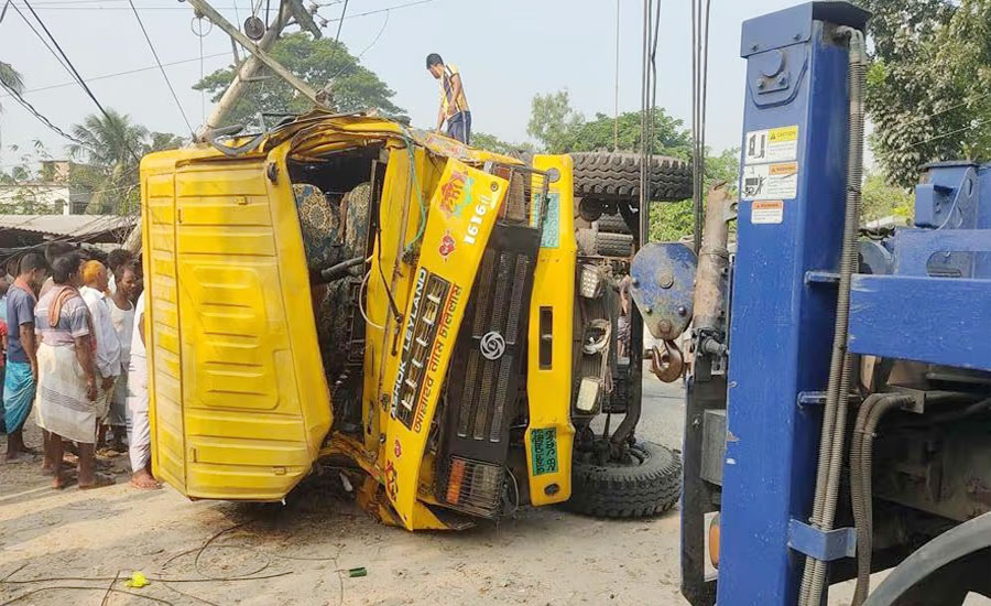 পাবনায় বাঁশবোঝাই ট্রাকচাপায় ২ শিশুসহ নিহত ৩