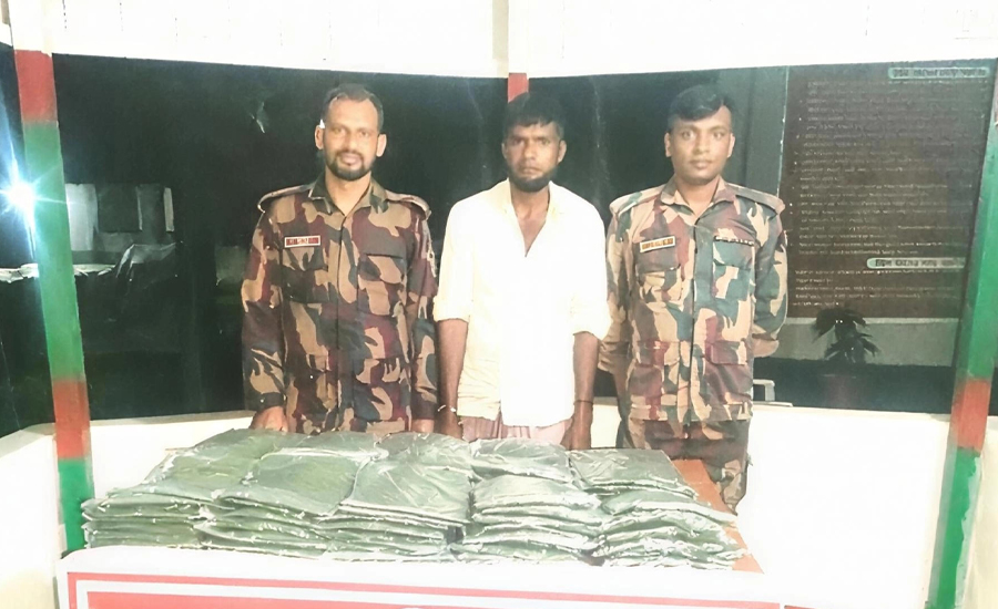 চাকঢালা সীমান্তে বিজিবির অভিযানে ৩০০ পিস গেঞ্জিসহ কারবারী আটক