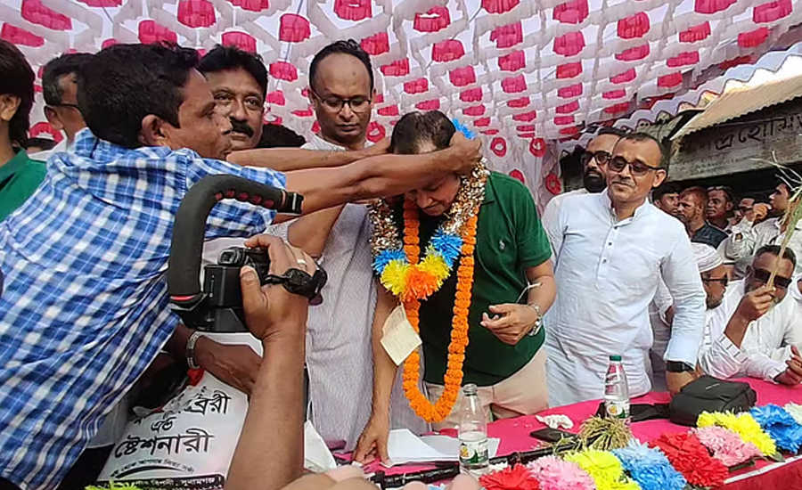 বিএনপি নেতাকে ১০ লাখ টাকার চেক দেওয়া কর্মীর অ্যাকাউন্টে আছে ৩৪১২ টাকা