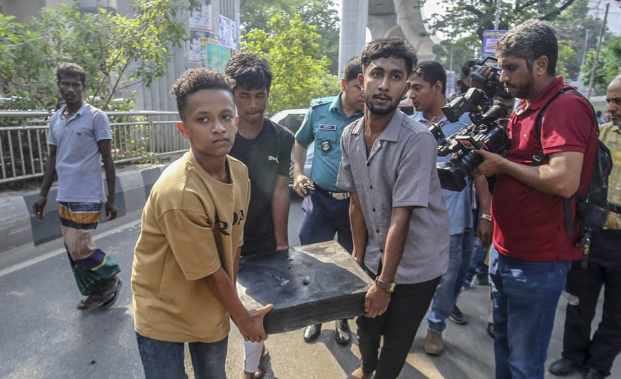 মেট্রোরেল কি মাথার ওপরের শঙ্কা হয়ে উঠছে?
