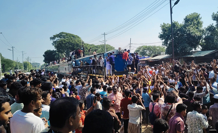 ভৈরব জেলার দাবিতে রেলপথ অবরোধ করে ট্রেনে পাথর নিক্ষেপ, আহত ২০
