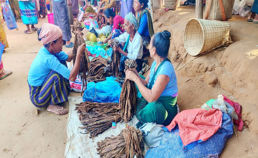 বৈচিত্র্য আর সম্প্রীতির রঙে রঙিন পাহাড়ি বাজার