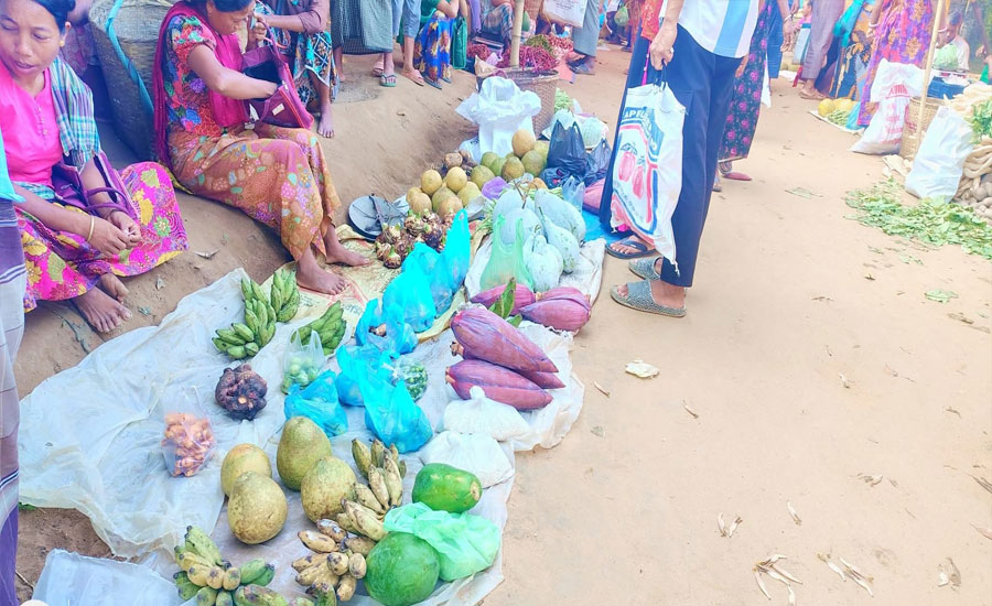 বৈচিত্র্য আর সম্প্রীতির রঙে রঙিন পাহাড়ি বাজার