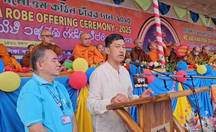 তারেক রহমানের পক্ষে চীবর দান করলেন বিএনপি নেতা দীপেন দেওয়ান