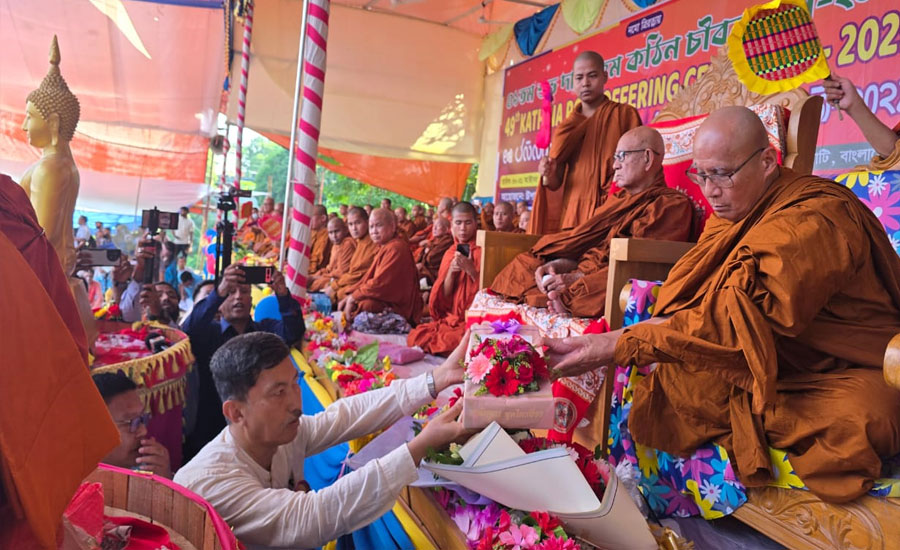 তারেক রহমানের পক্ষে চীবর দান করলেন বিএনপি নেতা দীপেন দেওয়ান
