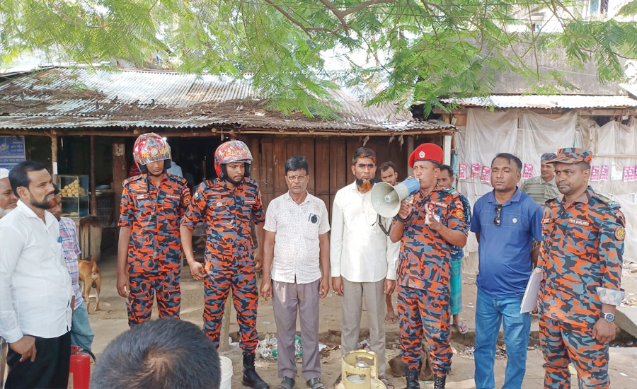 রাজস্থলী ফায়ার সার্ভিসের উদ্যোগ বাঙ্গালহালিয়াতে ব্যবসায়ীদের জনসচেতনতা মুলক মহড়া