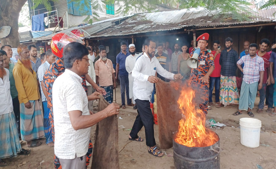 রাজস্থলী ফায়ার সার্ভিসের উদ্যোগ বাঙ্গালহালিয়াতে ব্যবসায়ীদের জনসচেতনতা মুলক মহড়া