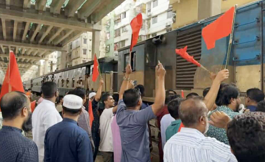 ‘বৃহত্তর সিলেটবাসী’ ব্যানারে ঢাকায় ট্রেন আটকে বিক্ষোভ