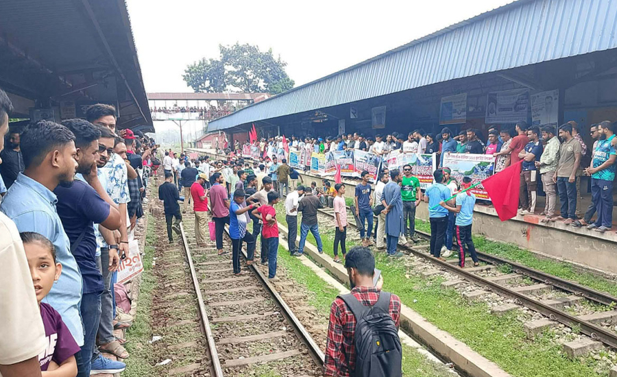 সিলেটের রেলপথে অবস্থান নিয়েছেন অবরোধকারীরা, ট্রেন চলাচল বিলম্ব