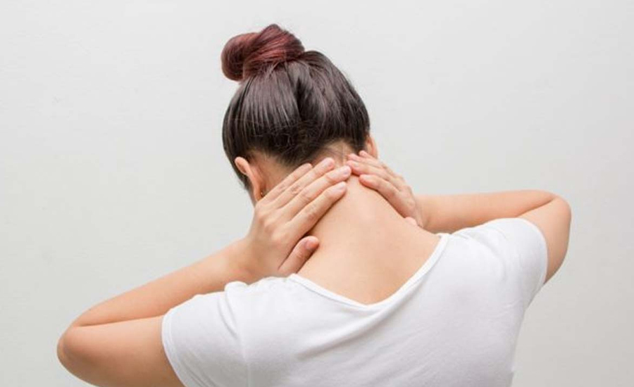 ঘাড় ঘোরাতে গেলেই ব্যথা-যন্ত্রণা? ওষুধ ছাড়া কমাবেন যেভাবে