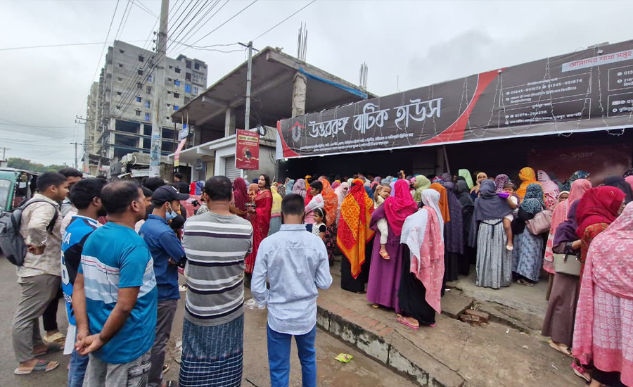 চাঁপাইনবাবগঞ্জে থ্রিপিস দেয়ার প্রলোভনে নারীদের সাথে প্রতারণা 