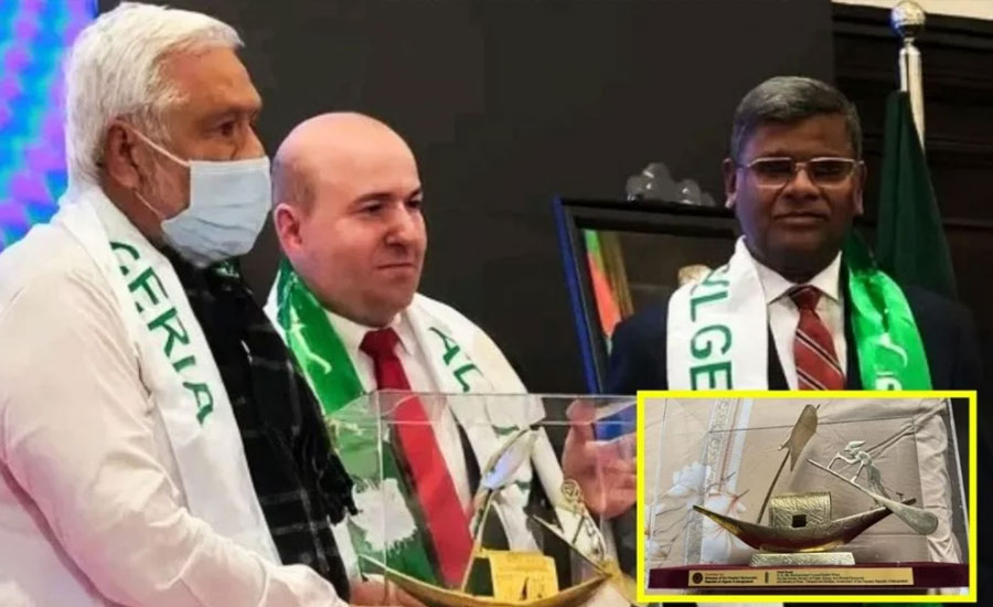 ‘নৌকা’ উপহার নিয়ে বিপাকে উপদেষ্টা, কী করবেন জানতে চাইলেন ফেসবুকে