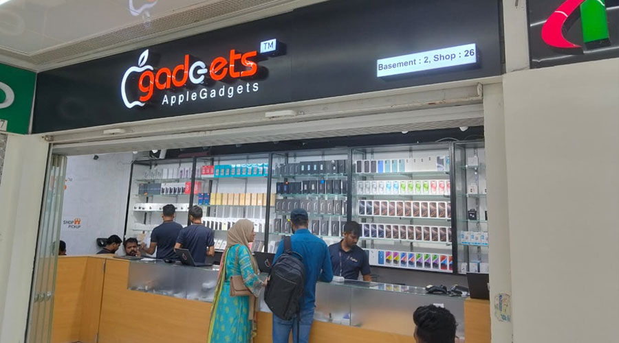 অ্যাপল গ্যাজেট অবৈধ পথে শুল্ক ফাঁকি দিয়ে আনছে স্মার্টফোন, পাচার হচ্ছে ডলার!