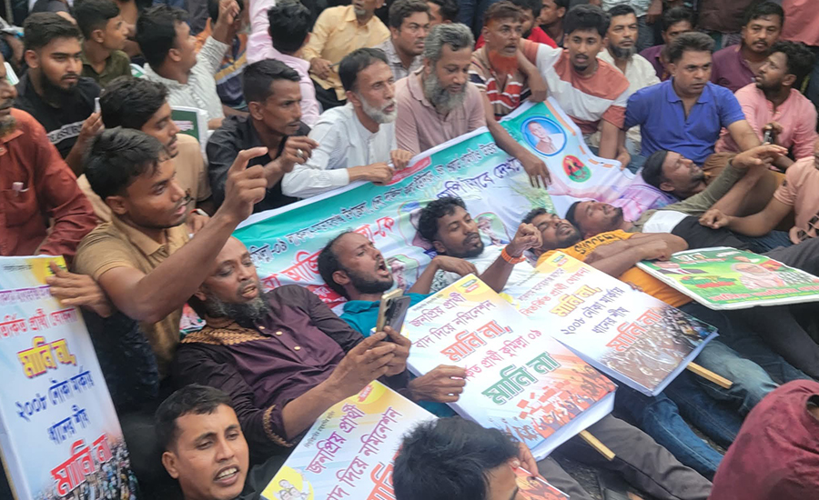 কুমিল্লা-৯ আসনে সামিরা আজিম দোলাকে মনোনয়ন না দেওয়ায় সড়ক অবরোধ