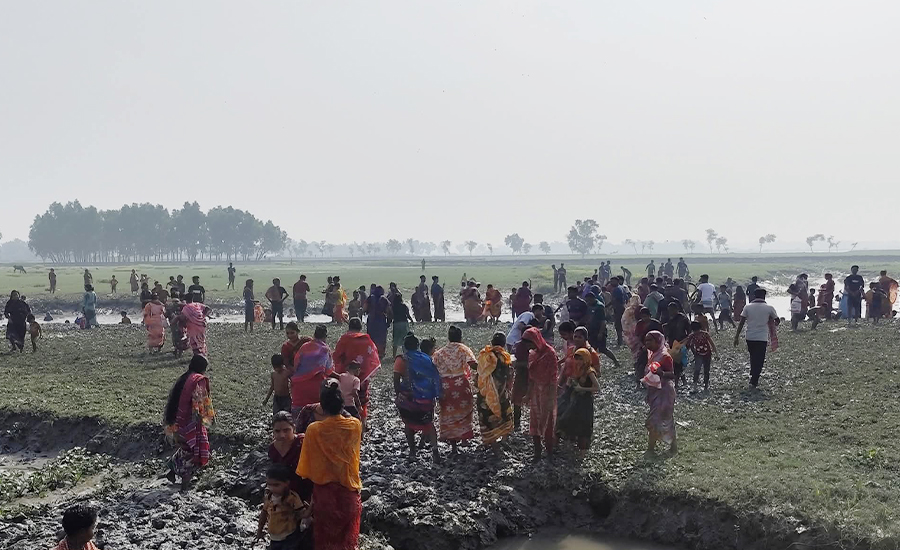 পাইকগাছায় শিবসার উপকূলে শত শত পূর্ণার্থীদের আগমনে রাস পূর্ণিমার পূণ্য স্নান