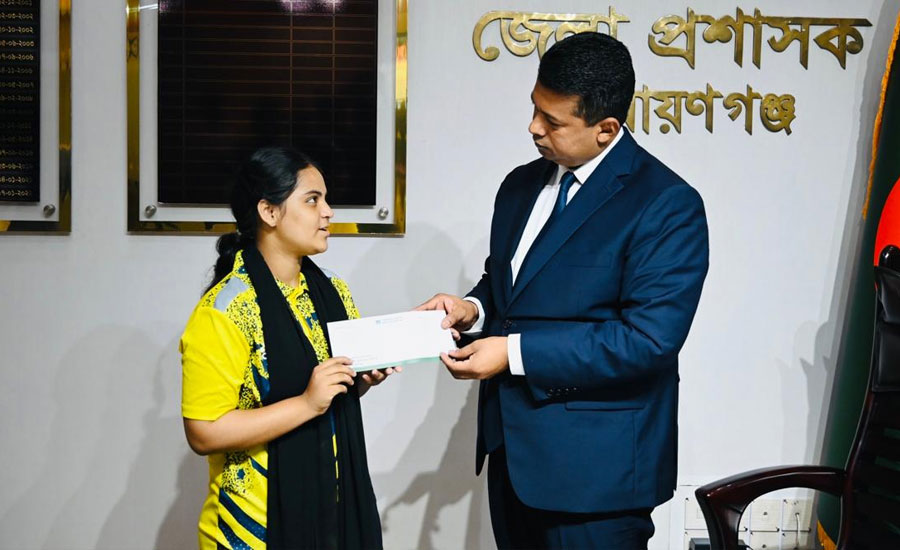 দরিদ্র ফুটবলারের স্বপ্নে নতুন আলো জ্বালালেন নারায়ণগঞ্জের ডিসি