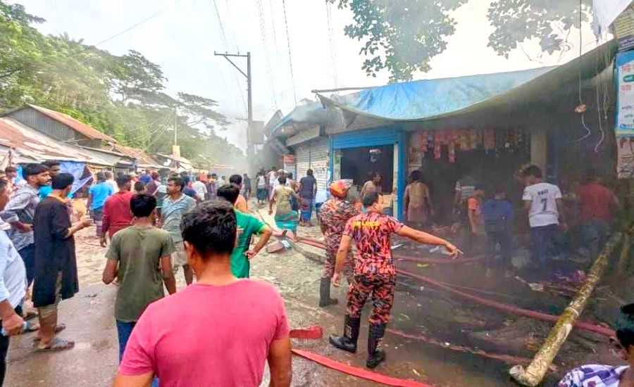 উজিরপুরের নতুন হাট বাজারে ভয়াবহ অগ্নিকাণ্ড ক্ষয়ক্ষতির পরিমাণ প্রায় কোটি টাকার