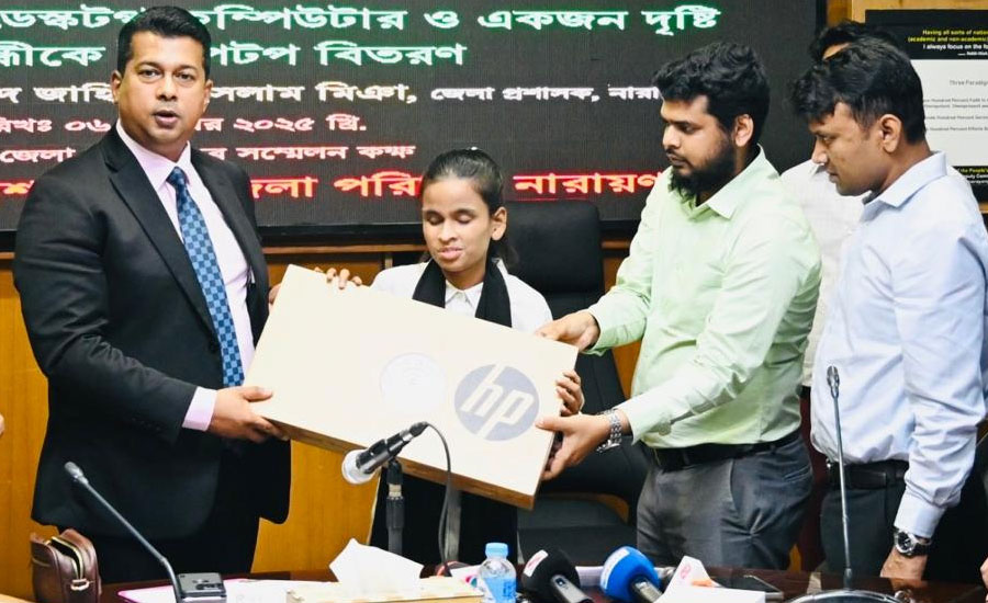 বঞ্চনার অন্ধকারে আলো জ্বাললেন  ডিসি ল্যাপটপ পেলেন দৃষ্টি প্রতিবন্ধী সালমা