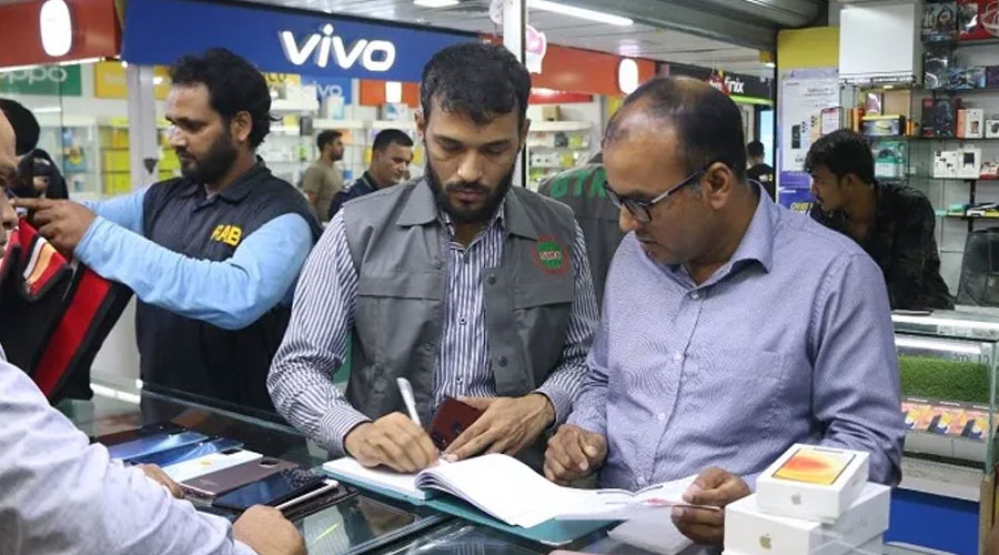 ছবি: রাজধানীর মিরপুর-২-এ (গত ১৭ মে ২০২২ সালে) বিটিআরসি এনফোর্সমেন্ট টিম ও র‍্যাব-৪-এর যৌথ অভিযানে ৭টি দোকান থেকে অনুমোদনবিহীন ২১৩টি মোবাইল হ্যান্ডসেট জব্দ ও ৬ জন আটক করা হয়।