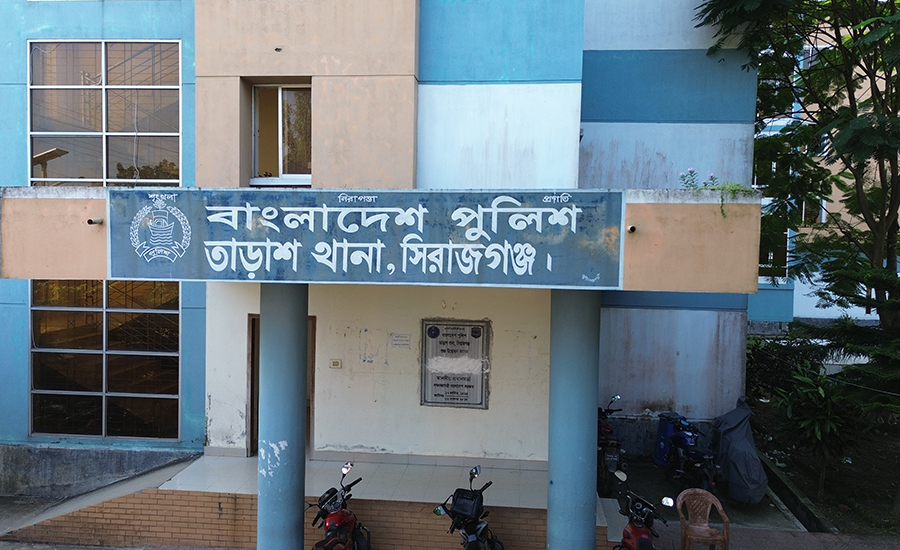 তাড়াশে স্কুল ছাত্রীকে বিয়ে করলেন শিক্ষক, প্রথম স্ত্রীর থানায় অভিযোগ