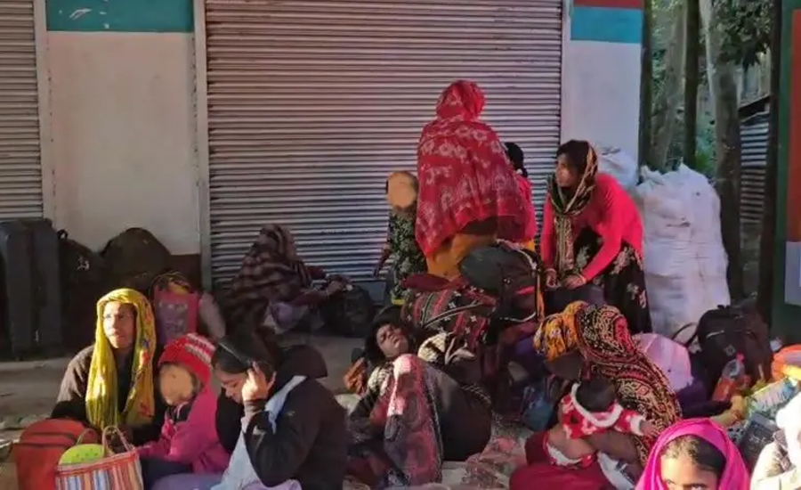 বাংলাদেশে প্রবেশের জন্য ভারতের সীমান্তে জড়ো হয়েছেন প্রায় দেড়শো মানুষ