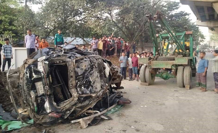 চট্টগ্রামে এক্সপ্রেসওয়ে থেকে ছিটকে গাড়ি নিচে পড়ে পথচারীর মৃত্যু