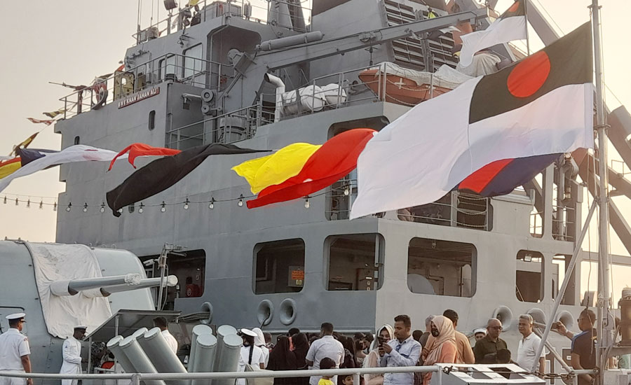 দর্শনাথীদের পদচারণায় মুখরিত বাংলাদেশ নৌবাহিনীর যুদ্ধজাহাজ 'আবু বকর'